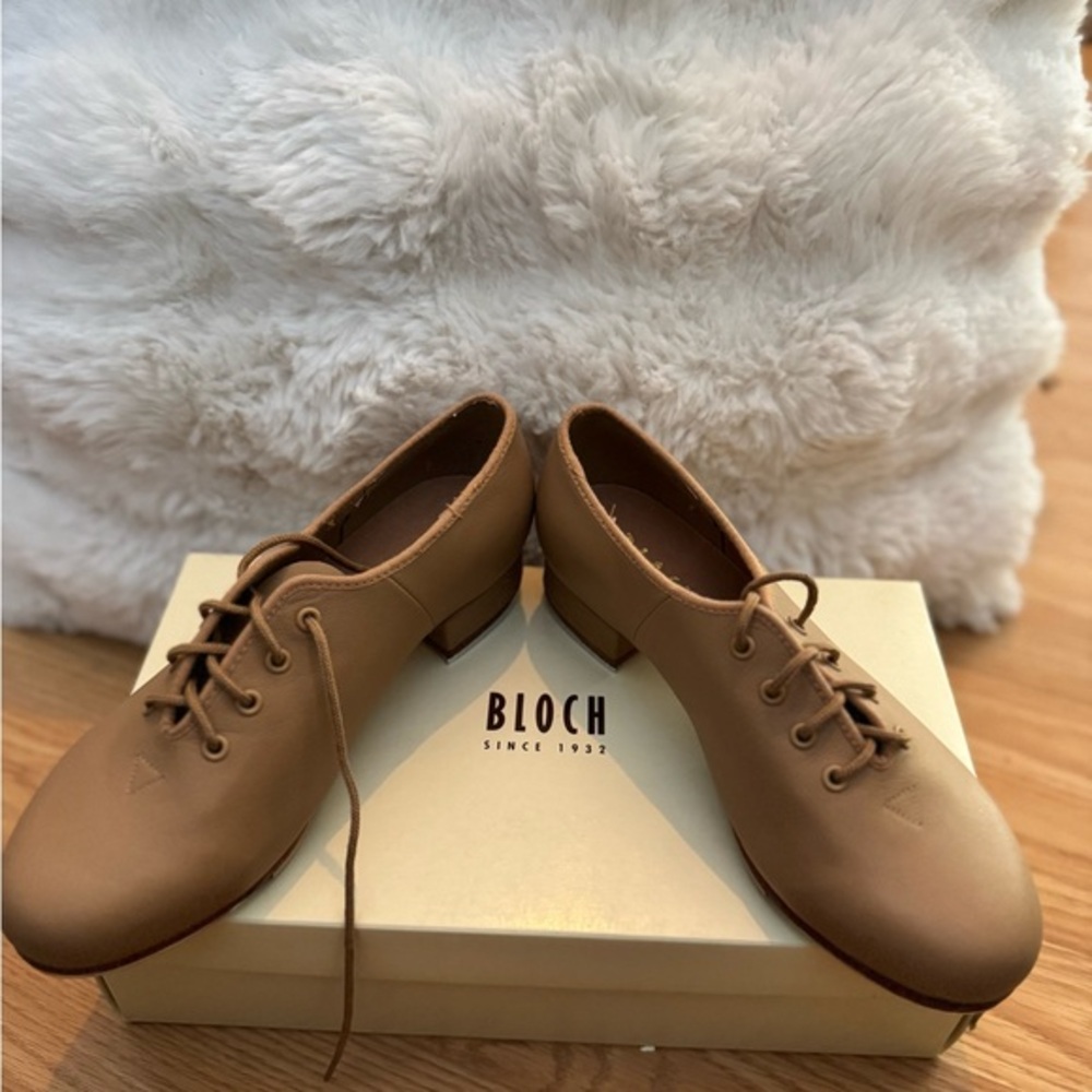 Bloch size 5 lace up tap shoes Tan